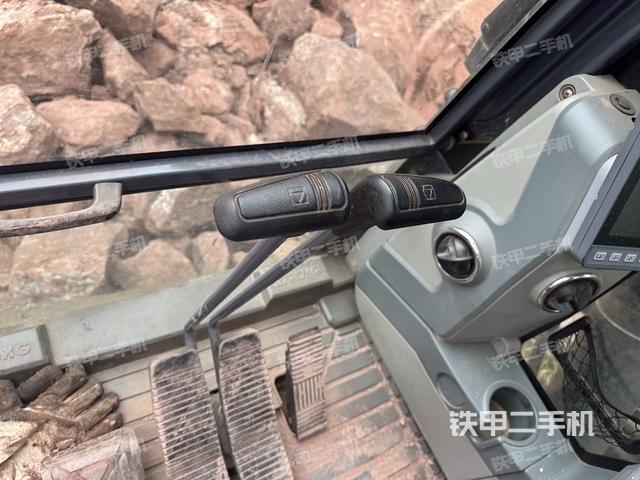 行走控制手柄和踏板 俯拍（驾驶室部分）