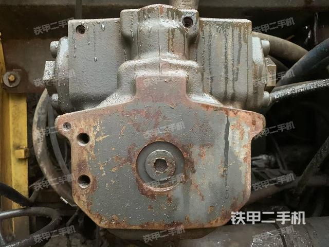 液压泵舱室正面整体（整机外观）