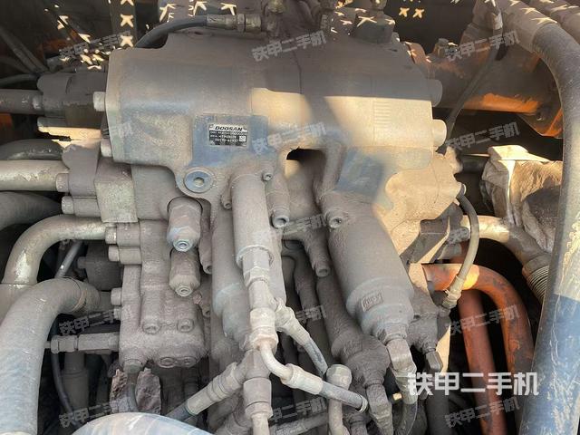 回转马达和主控阀（整机外观）