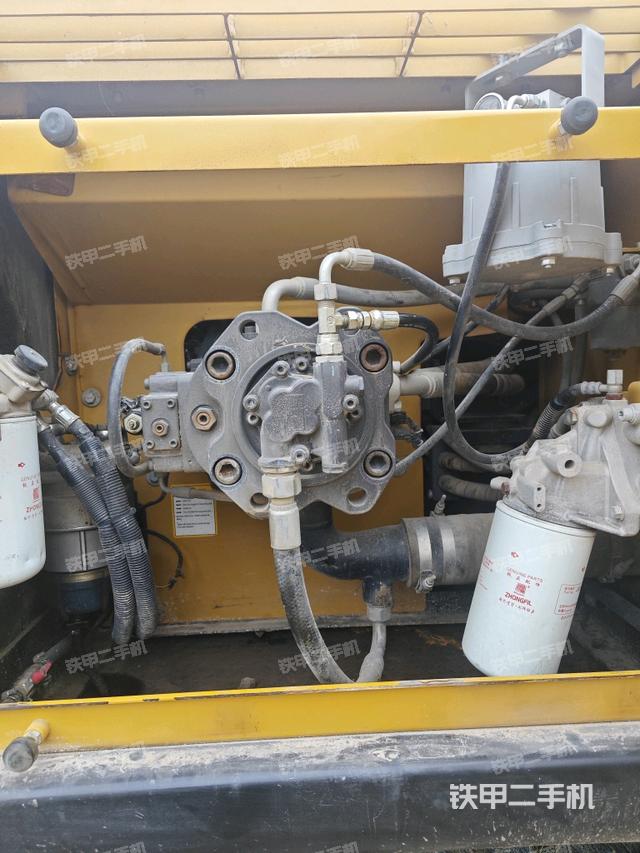 液压泵舱室正面整体（整机外观）