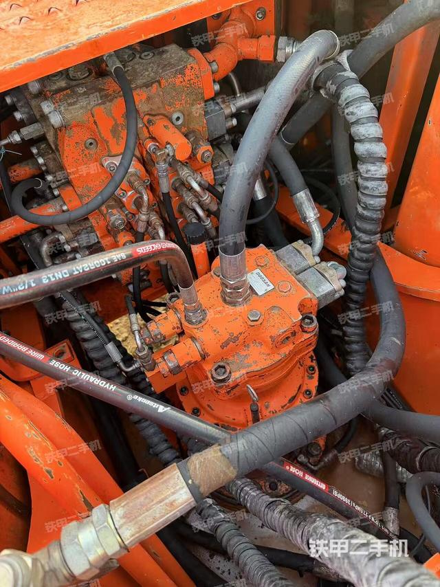 回轉(zhuǎn)馬達(dá)和主控閥（整機(jī)外觀）