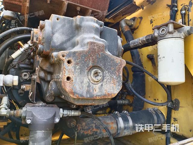 液壓泵艙室正面整體（整機外觀）