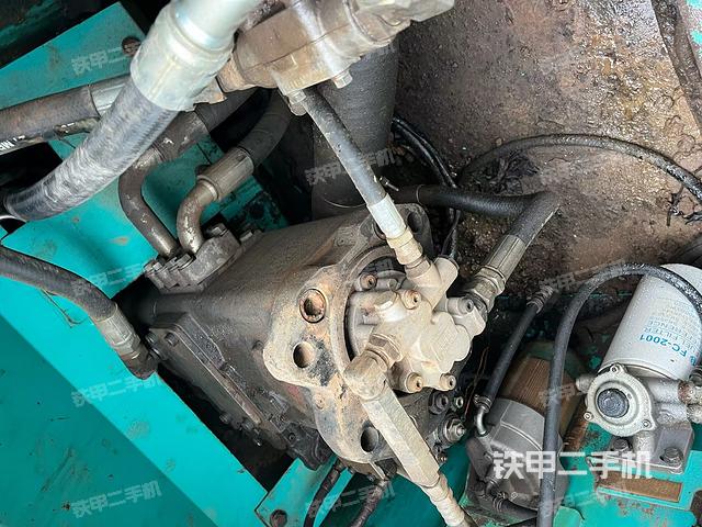 液压泵舱室正面整体（整机外观）