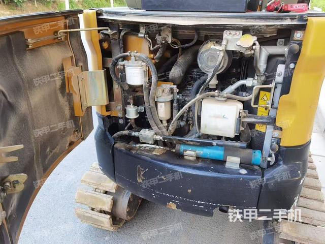 液压泵舱室正面整体（整机外观）