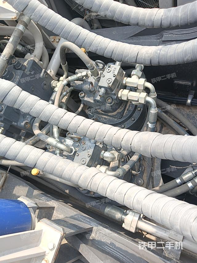 回转马达和主控阀（整机外观）