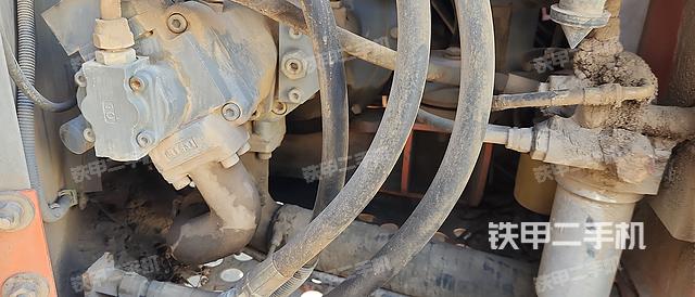 液压泵舱室正面整体（整机外观）