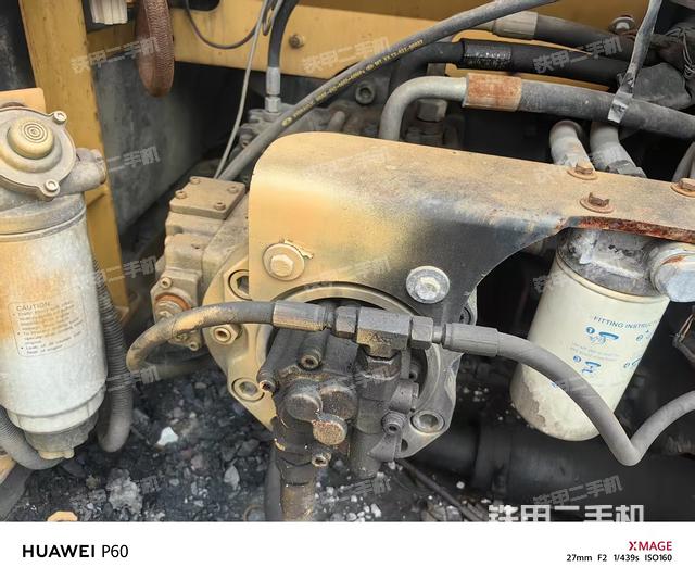 液壓泵艙室正面整體（整機外觀）