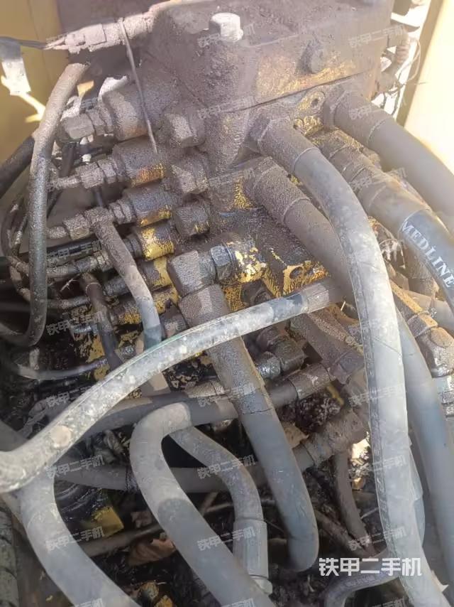 回转马达和主控阀（整机外观）