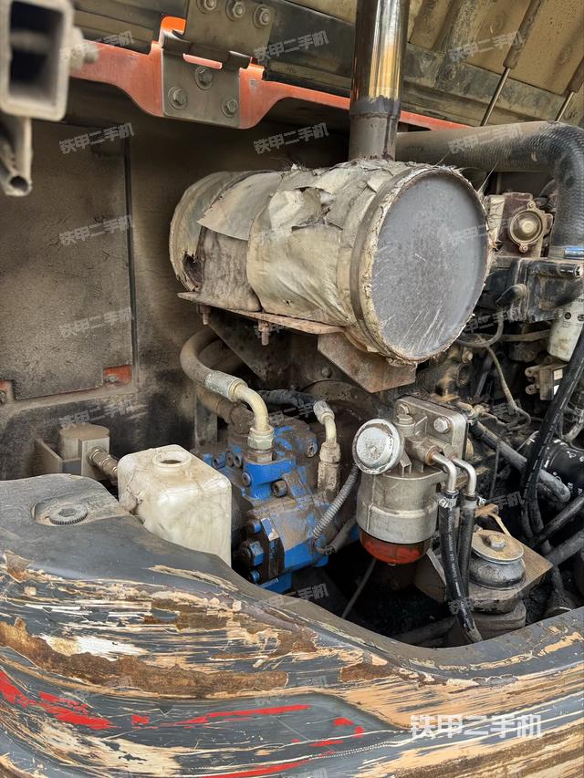 液压泵舱室正面整体（整机外观）