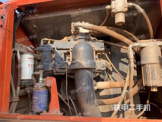 液压泵舱室正面整体（整机外观）