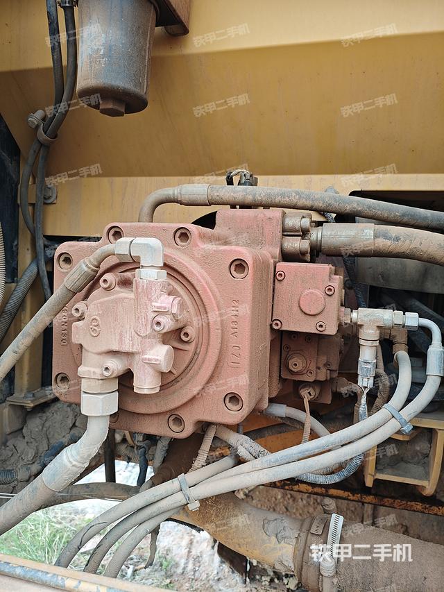 液压泵舱室正面整体（整机外观）