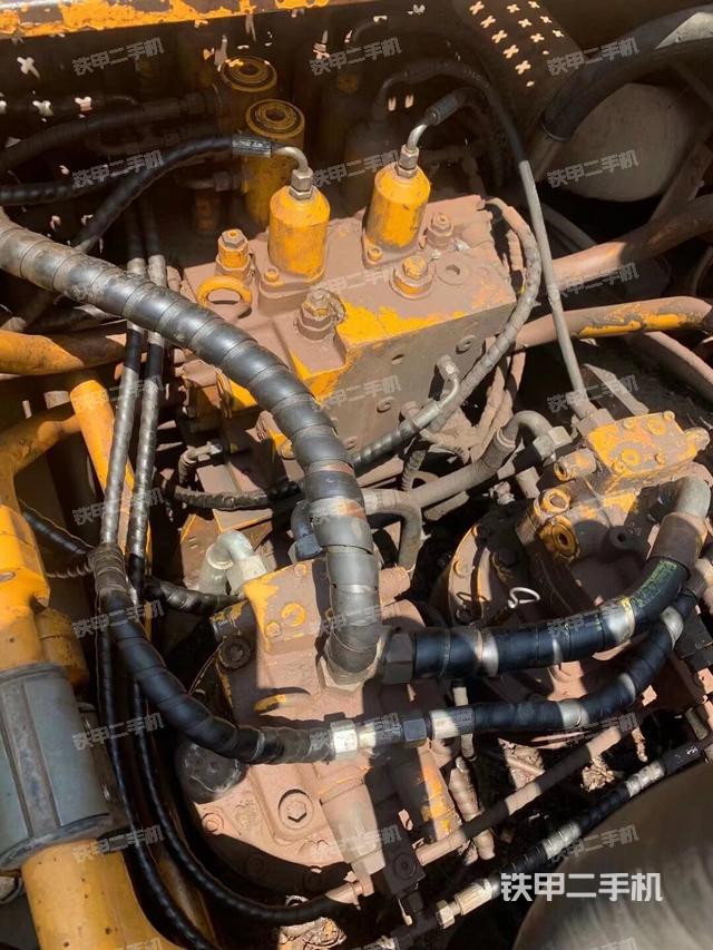 回轉(zhuǎn)馬達(dá)和主控閥（整機(jī)外觀）