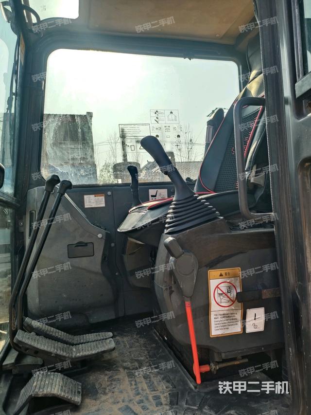 驾驶室顶部（整机外观）