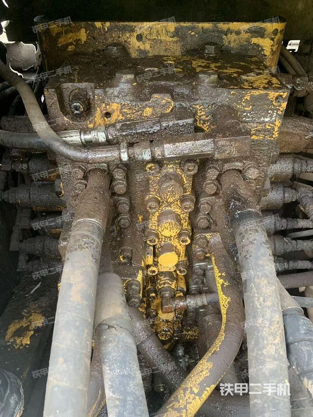 回轉(zhuǎn)馬達(dá)和主控閥（整機(jī)外觀）