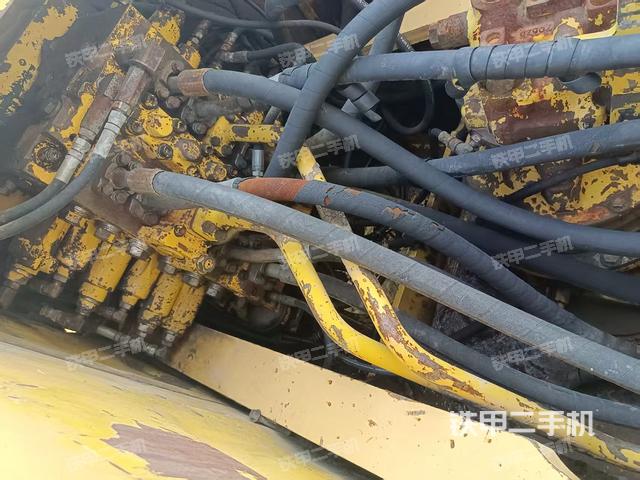 回轉(zhuǎn)馬達(dá)和主控閥（整機(jī)外觀）