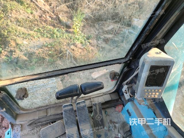 行走控制手柄和踏板?俯拍（駕駛室部分）