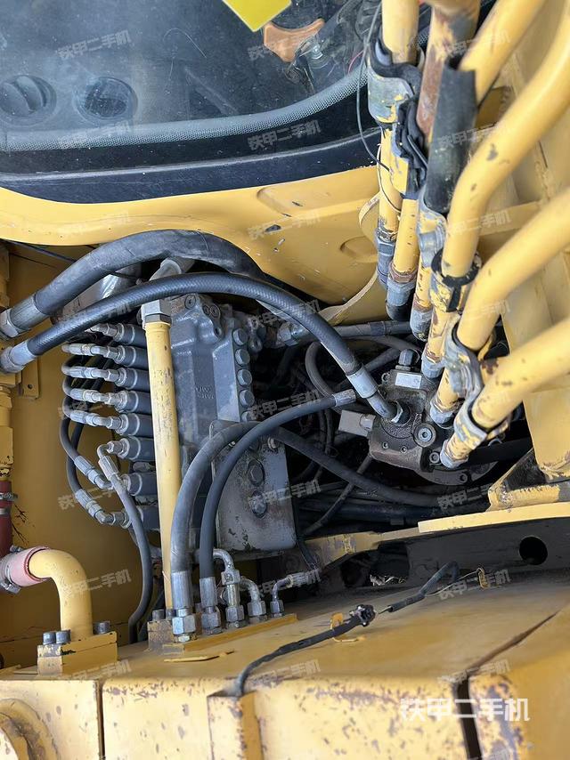 回轉(zhuǎn)馬達(dá)和主控閥（整機外觀）