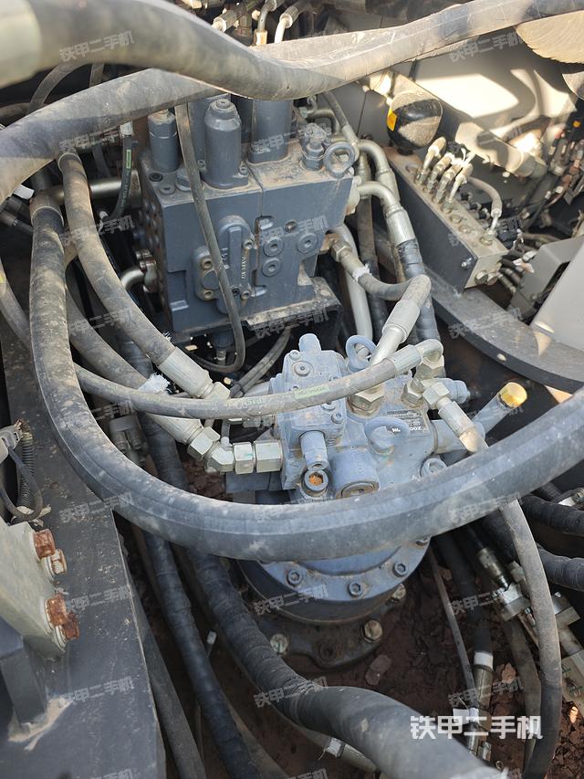 回轉(zhuǎn)馬達(dá)和主控閥（整機(jī)外觀）