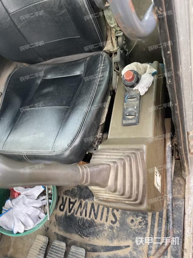 液壓泵艙室正面整體（整機外觀）