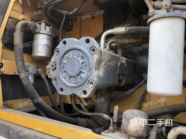 液壓泵艙室正面整體（整機外觀）