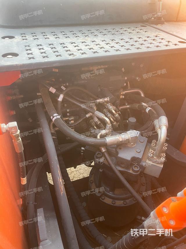 回轉馬達和主控閥（整機外觀）