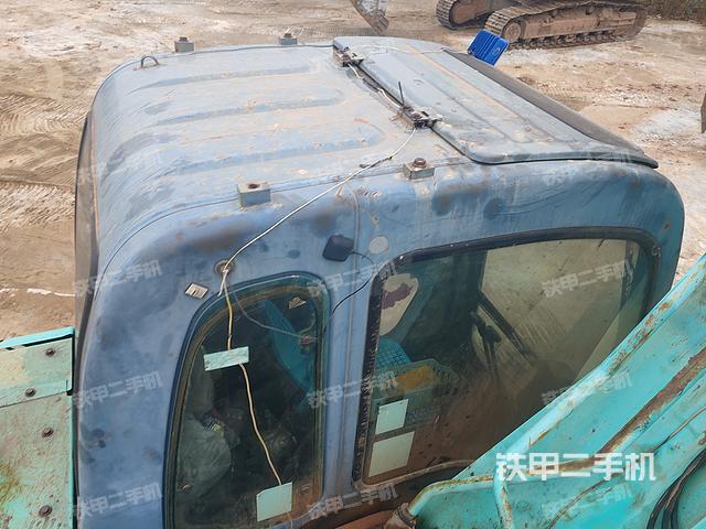 駕駛室頂部（整機外觀）