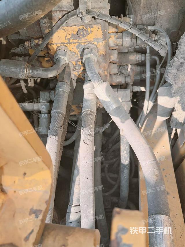 回轉(zhuǎn)馬達和主控閥（整機外觀）