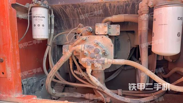 液壓泵艙室正面整體（整機外觀）