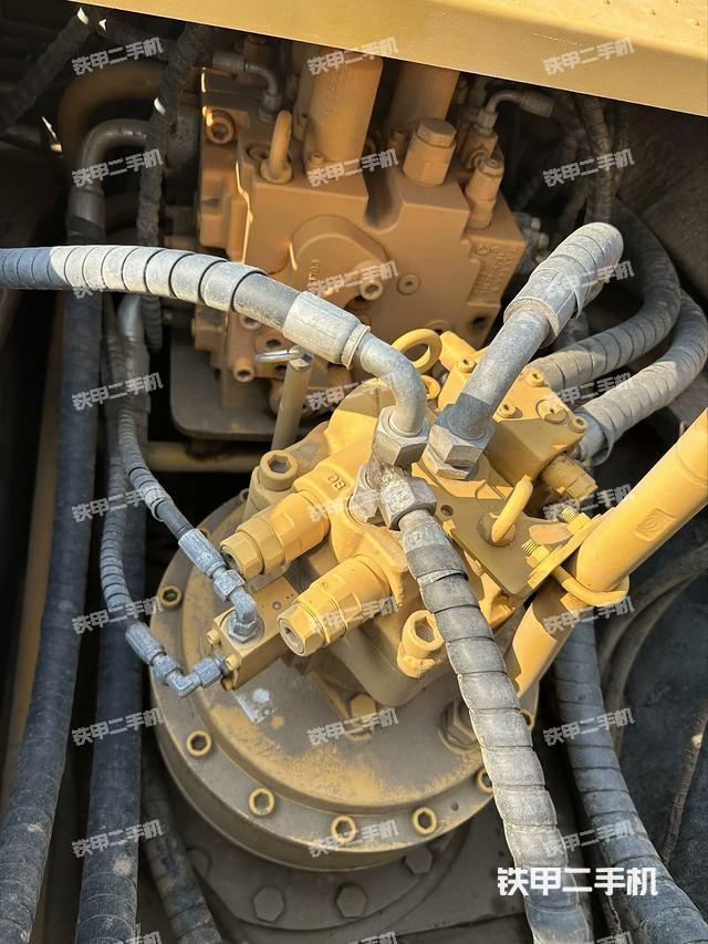 回轉馬達和主控閥（整機外觀）