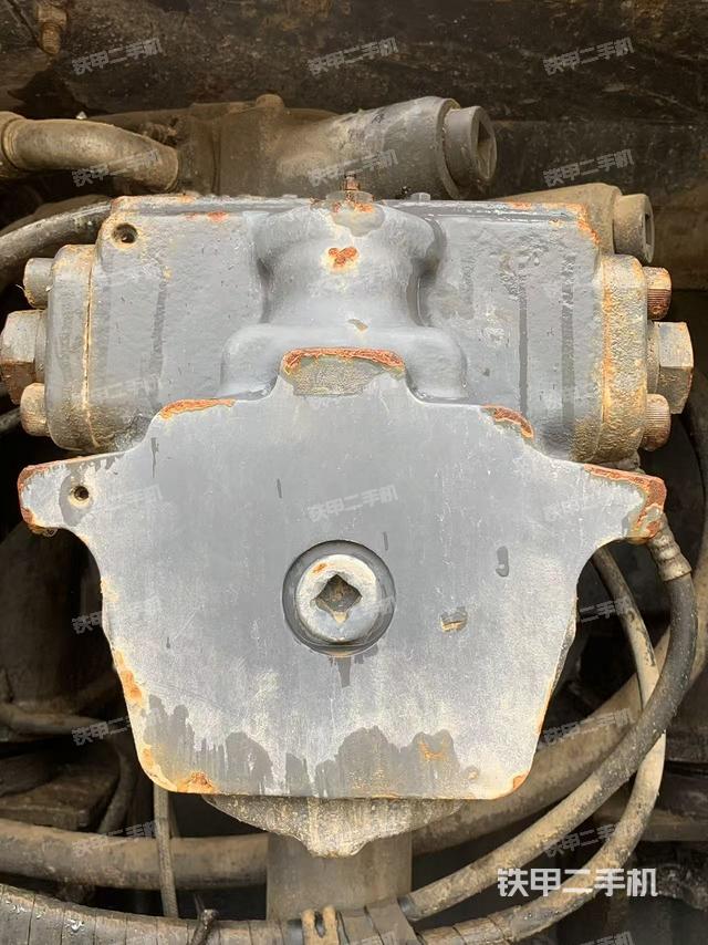 液压泵舱室正面整体（整机外观）