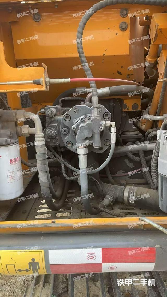 液压泵舱室正面整体（整机外观）