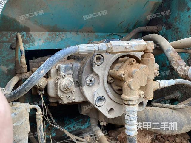 液压泵舱室正面整体（整机外观）