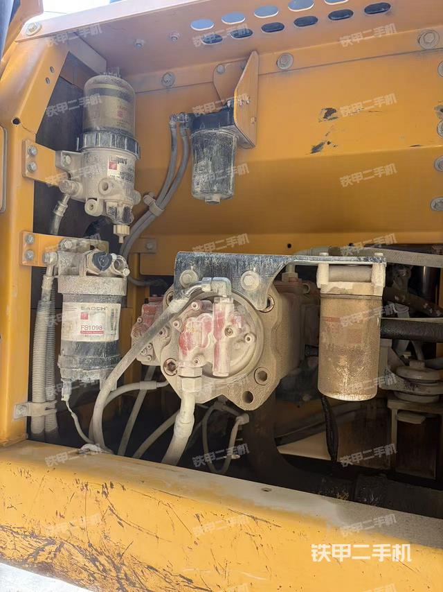 液壓泵艙室正面整體（整機外觀）