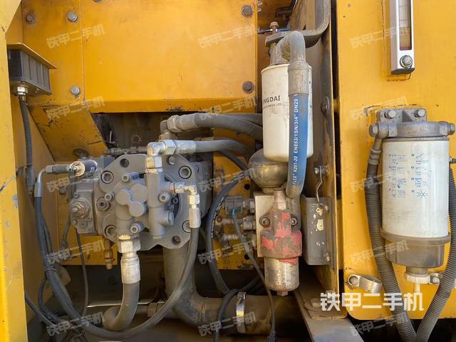 液压泵舱室正面整体（整机外观）