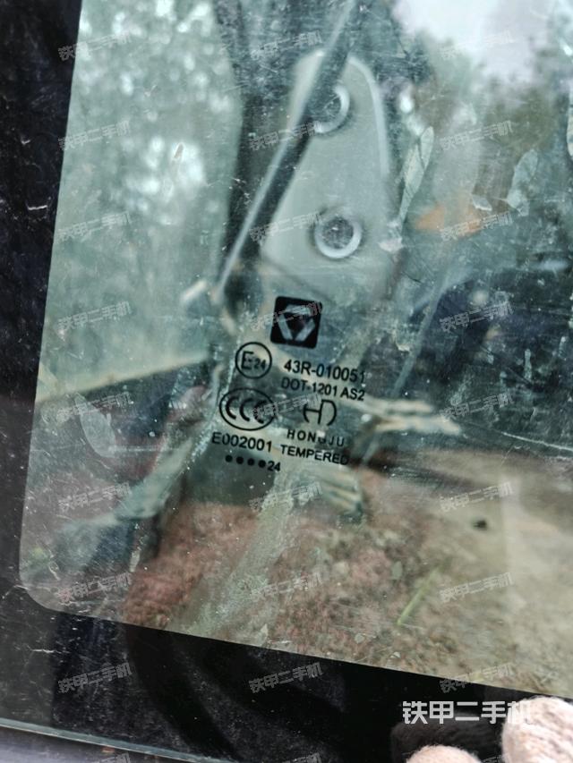 行走控制手柄和踏板?俯拍（駕駛室部分）