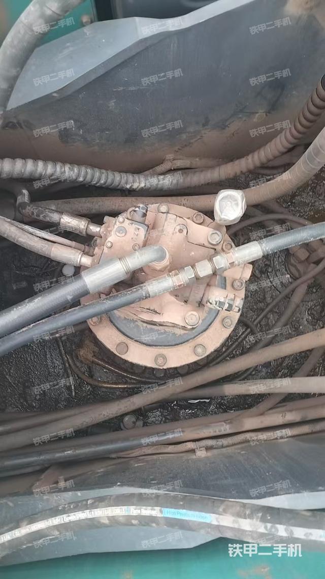 回轉(zhuǎn)馬達(dá)和主控閥（整機(jī)外觀）