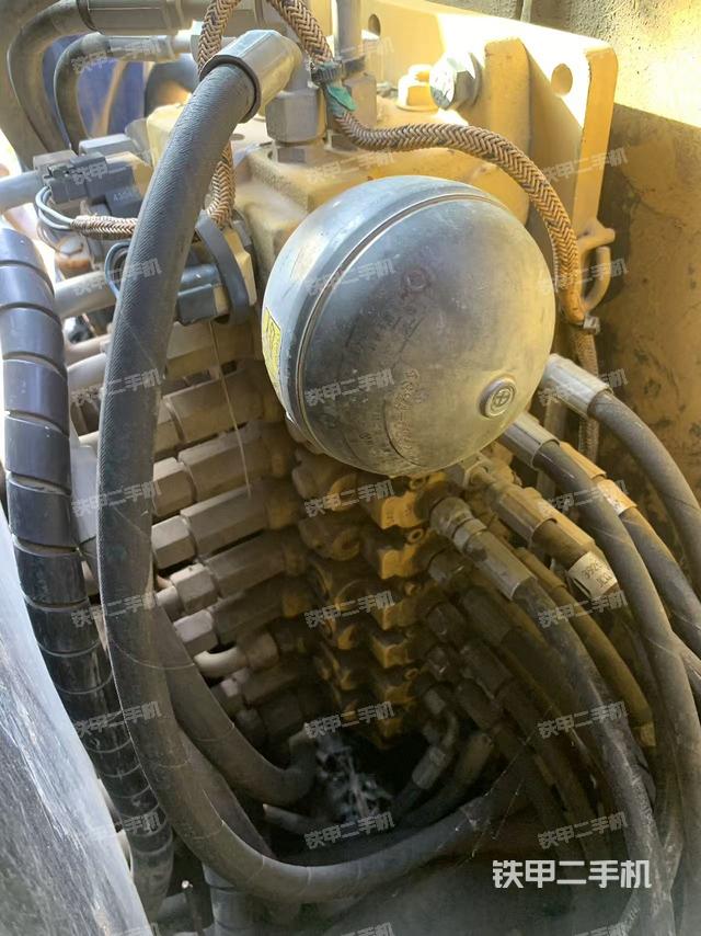 回转马达和主控阀（整机外观）