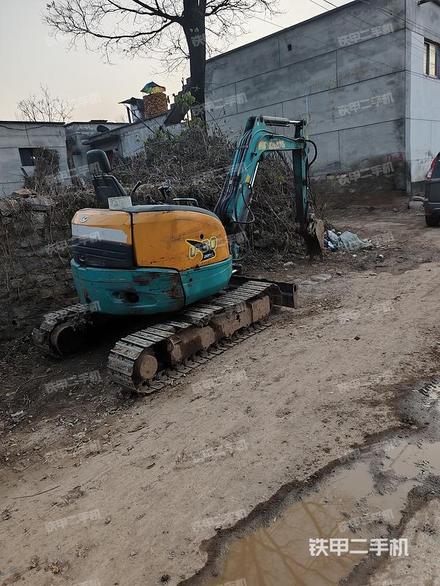 液壓泵艙室正面整體（整機外觀）