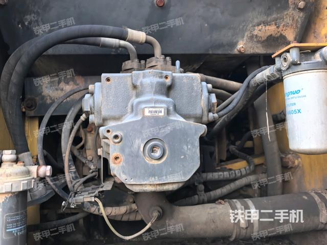 液壓泵艙室正面整體（整機外觀）