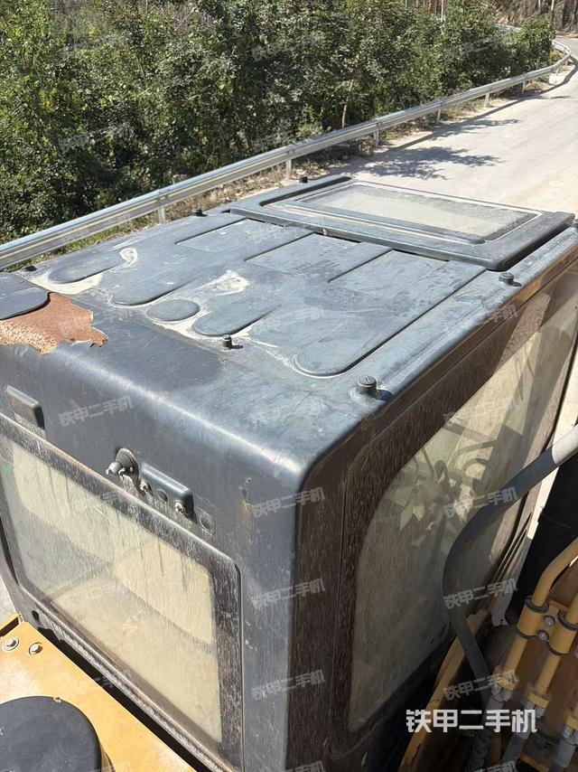 駕駛室頂部（整機外觀）