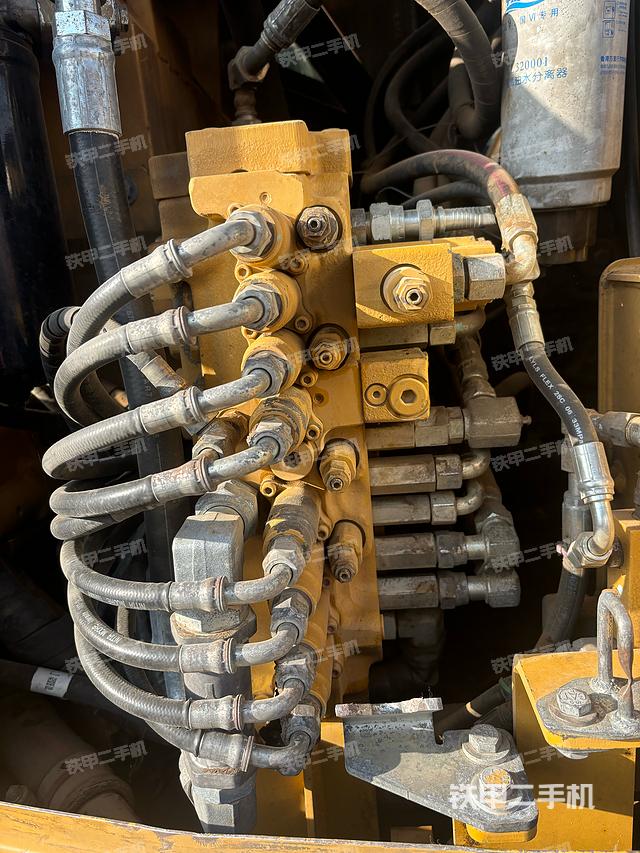 回轉(zhuǎn)馬達(dá)和主控閥（整機(jī)外觀）