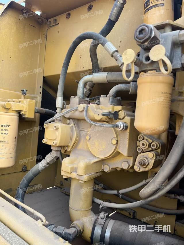 液压泵舱室正面整体（整机外观）