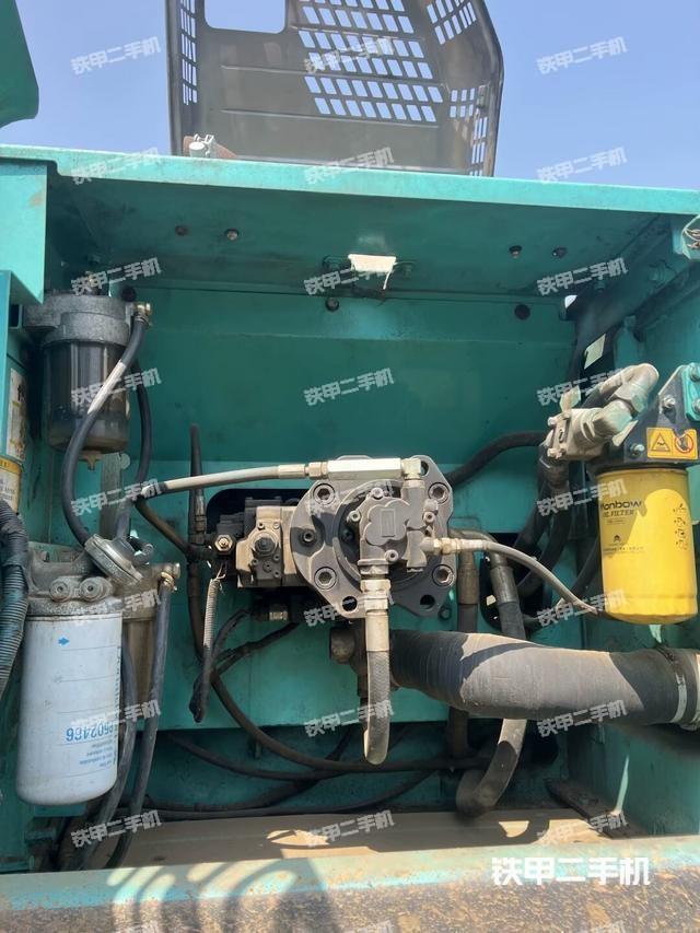 液压泵舱室正面整体（整机外观）