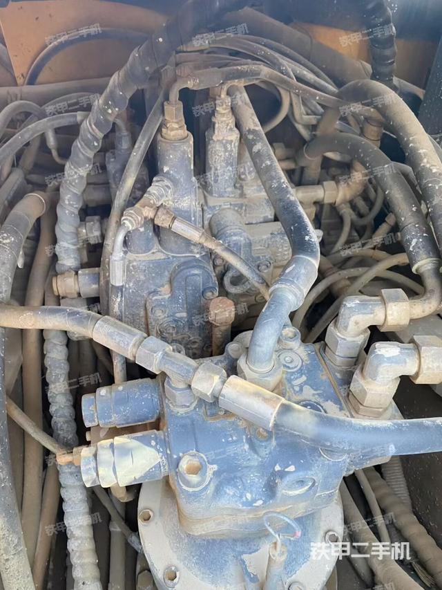 回转马达和主控阀（整机外观）