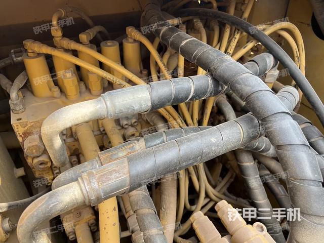 回转马达和主控阀（整机外观）