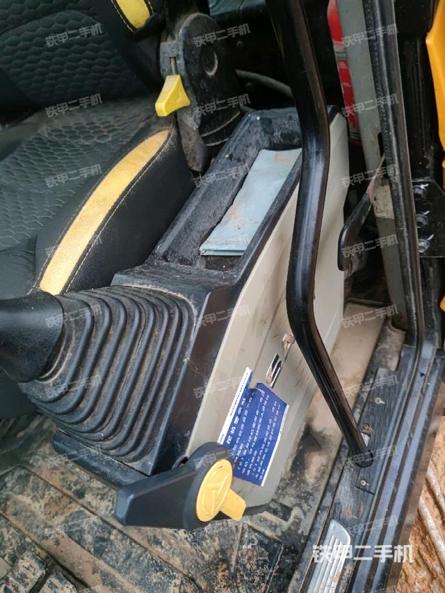 座椅左側(cè)控制臺/音響/含左手柄（駕駛室部分）