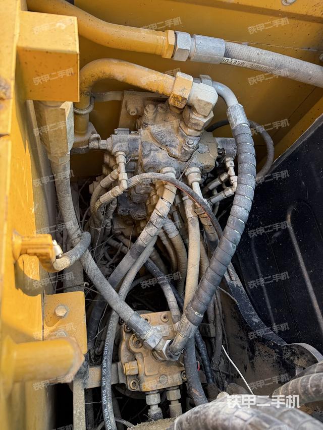 回转马达和主控阀（整机外观）