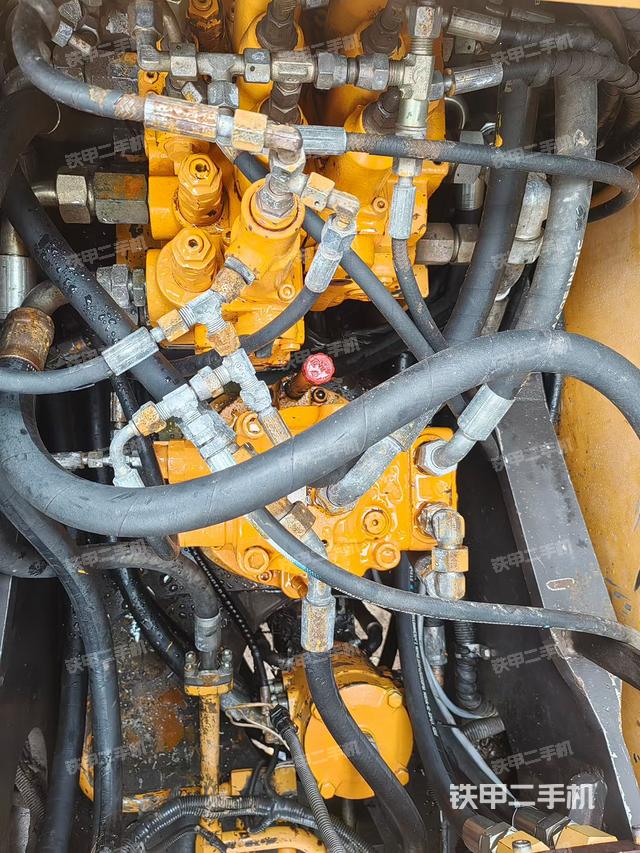 回转马达和主控阀（整机外观）