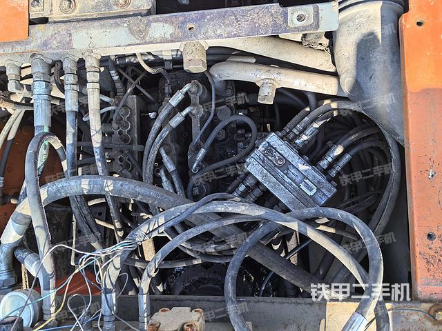 回轉(zhuǎn)馬達(dá)和主控閥（整機(jī)外觀）