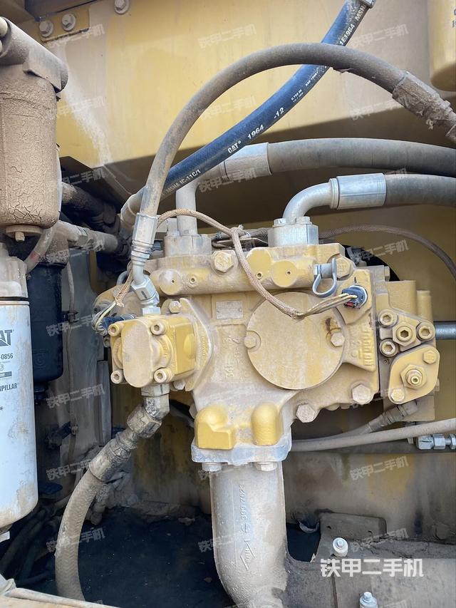 液压泵舱室正面整体（整机外观）